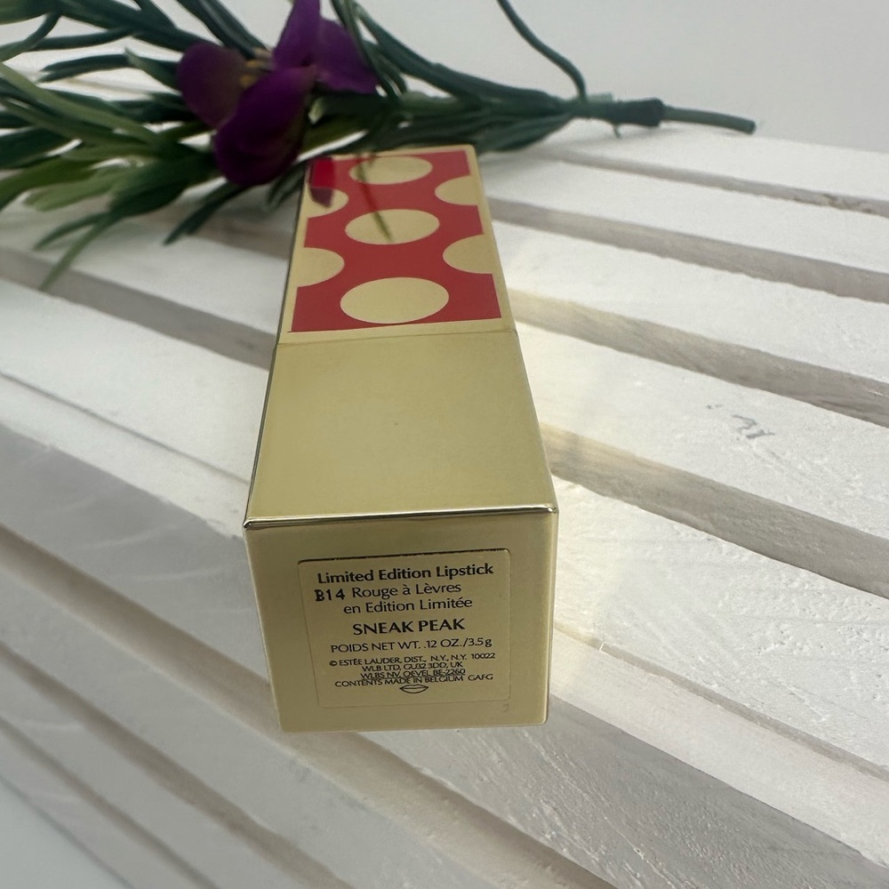 Estée Lauder Limited Edition Pure Color Lipstick in the shade Sneak Peak. - Picture 4 of 9